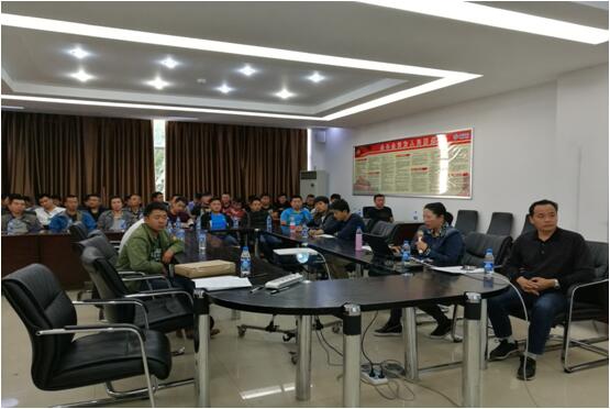 云顶集团办公室主任宋洋（右二）在清静培训会上宣贯云顶集团公司车辆治理制度和清静执律例则。。。。。